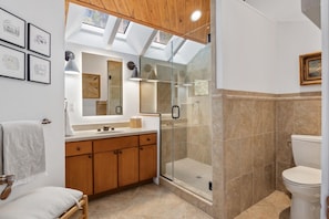 Shower, jetted bath, hair dryer, towels