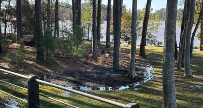 Spacious 6-bedroom cottage in charming Royal Oak with WiFi, AC