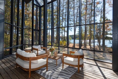 Spacious 6-bedroom house/cottage in charming Royal Oak with WiFi, AC