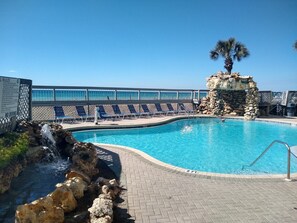 Een verwarmd zwembad