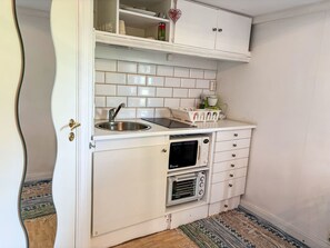 Fridge, cookware/dishes/utensils