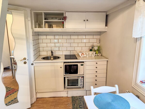 Fridge, cookware/dishes/utensils