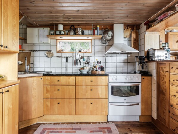 Jääkaappi, mikroaaltouuni, uuni, astianpesukone