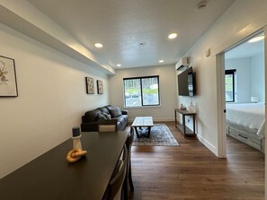 1 Schlafzimmer, Reisekinderbett, kostenloses WLAN, Bettwäsche