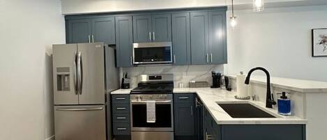 Refrigerador, microondas, horno y parrilla de estufa