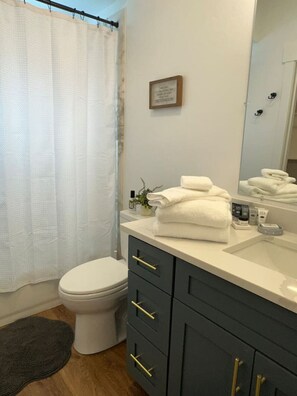 Een haardroger, handdoeken