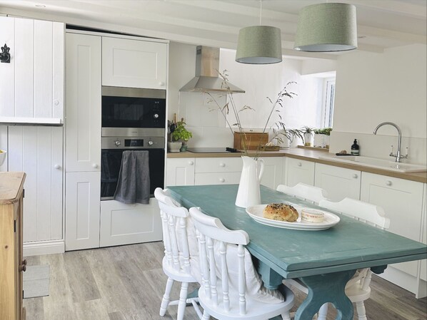 Kühlschrank, Mikrowelle, Ofen, Geschirrspüler