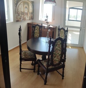 Dining - Spacious 3-bedroom apartment ( penthouse) in a lovely touristic area in larnaca (Larnaka)