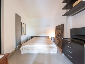 1 bedroom, travel cot, free WiFi