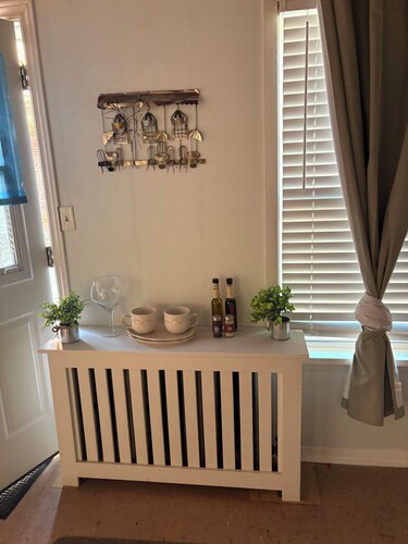 One Bedroom Apartment in downtown St Catharines.  Very close to Montebello Park