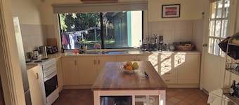 Take a beach shack break in simple setting, a step to Port Wilunga Esplanade.