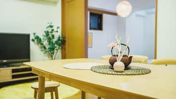 基础公寓, 城市景观 | 起居区 | 32-英寸纯平电视(配备有线频道)