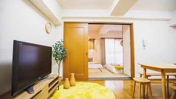 Apartament bàsic, vistes a la ciutat | Sala d'estar | Televisor de pantalla plana de 32 polzades amb canals per cable