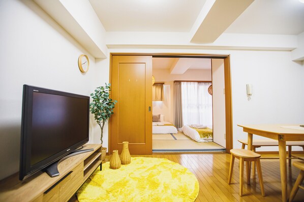 Basic Apartment, City View | Living area