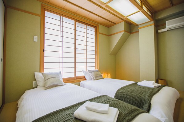 Leilighet – deluxe, byutsikt | Blendingsgardiner, strykejern/-brett, wi-fi (inkludert) og sengetøy