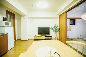 Departamento básico, vista a la ciudad | Área de sala de estar | Televisión de pantalla plana de 32 pulgadas con canales por cable