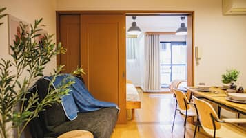 Departamento básico, vista a la ciudad | Área de sala de estar | Televisión de pantalla plana de 32 pulgadas con canales por cable