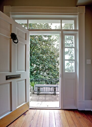 Newly Renovated 4 bed 3 bath & 2 Parking