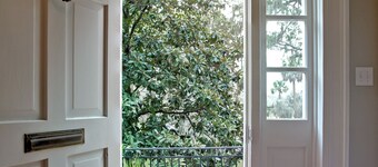 Newly Renovated 4 bed 3 bath & 2 Parking