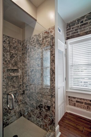 Apartment, Patio, Park View | Bathroom - Newly Renovated 4 bed 3 bath & 2 Parking (Savannah)