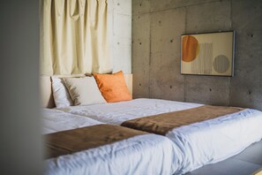 Blackout drapes, soundproofing, free WiFi, bed sheets - Namba X (Osaka)