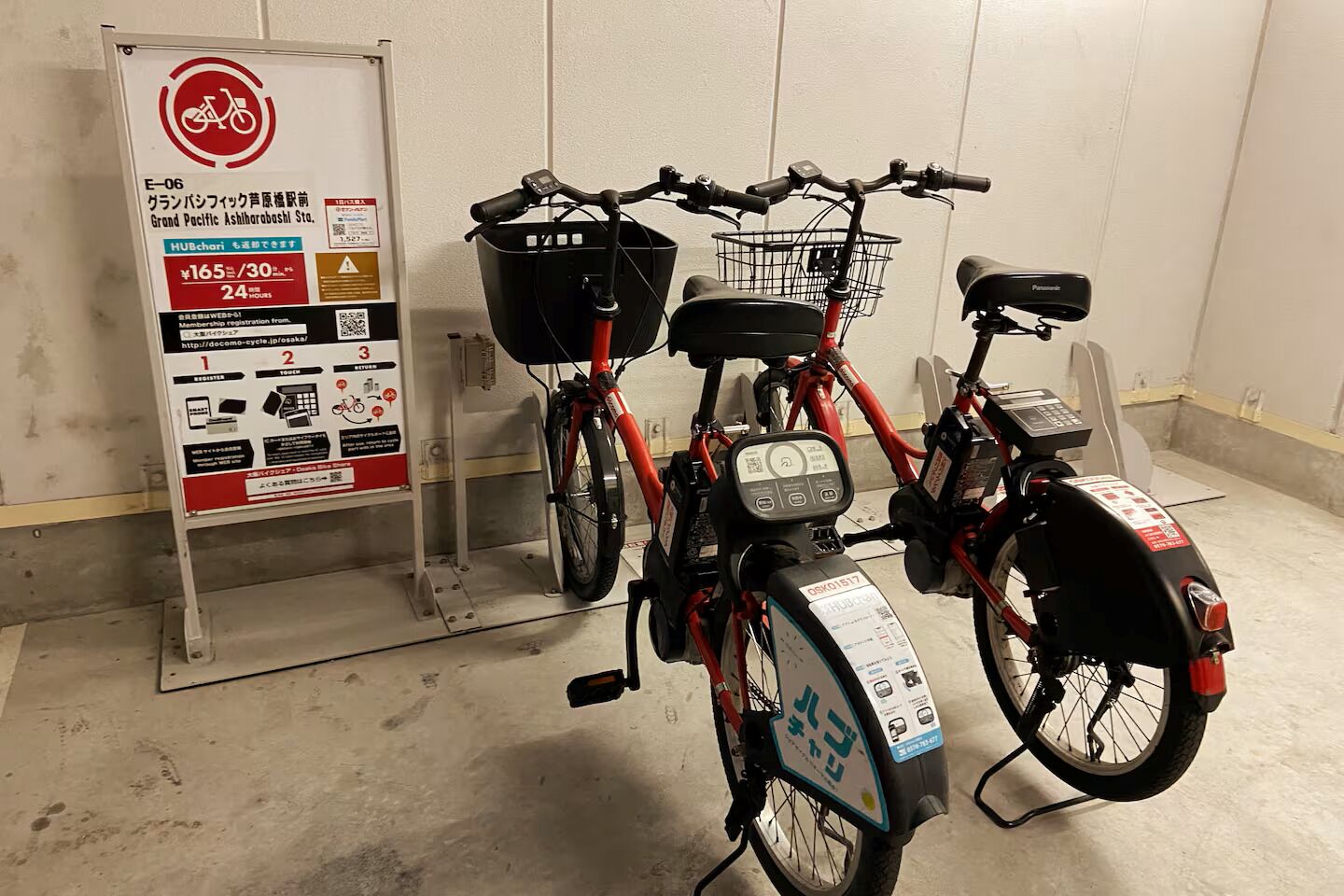 Un espace réservé au stationnement des vélos, avec un panneau indiquant le tarif et les heures de stationnement.