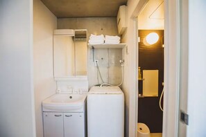 Baðker með sturtu, regnsturtuhaus, hárblásari, inniskór