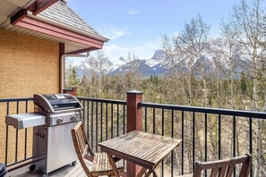 Outdoor dining - Tranquil 2BR Getaway with MTN Views Near Banff! (Canmore)