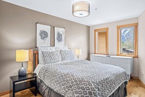 2 makuuhuonetta, työpöytä, silitysrauta/-lauta, ilmainen Wi-Fi