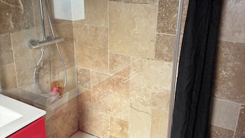 Douche, sĂšche-cheveux, serviettes fournies, papier toilette