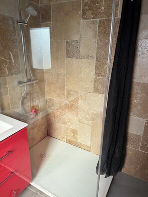 Dusche, Haartrockner, Handtücher, Toilettenpapier