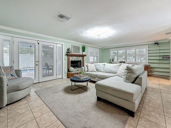 Televisión y chimenea 