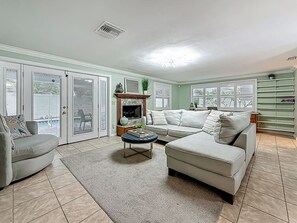 TV, fireplace - Pool Home in Seminole Florida (Seminole)