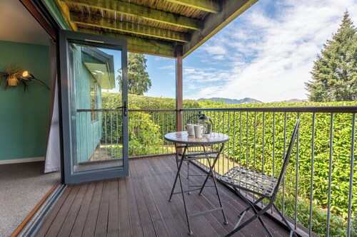 Stay7A: 4BR Modern Comfort, Sky TV, Views – Walk to Village & Pools