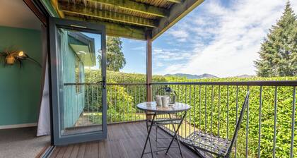 Stay7A: 4BR Modern Comfort, Sky TV, Views – Walk to Village & Pools
