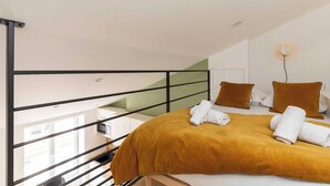 A bedroom with a bed, pillows, and a fan. - Dify Lucky - 10 Min Centre de Lyon (Villeurbanne)