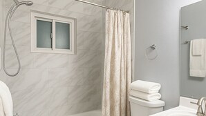 A bathroom with a bathtub, toilet, and sink. - Cozy 2BR 2BA on Fremont street 3 min walk from Fremont experience. (Las Vegas)