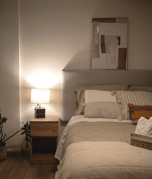 1 dormitorio, tabla de planchar con plancha, wifi y ropa de cama