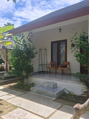 Terrace/patio - Charming 1-bedroom building in lovely Bali with WiFi, AC (Bali)