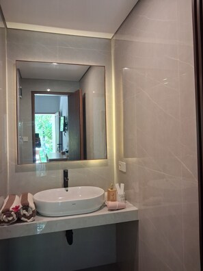 Secador de pelo, toallas, jabón y papel higiénico