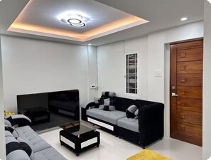 TV - Stylish 3BR Balikbayan Home for visiting Family in Naic (Naic)