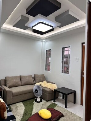 TV - Stylish 3BR Balikbayan Home for visiting Family in Naic (Naic)