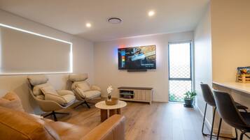 Smart TV, videojuegos, futbolito, libros