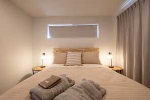 3 bedrooms, desk, iron/ironing board, free WiFi