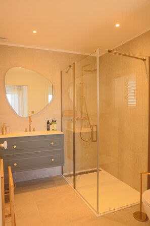 Suihku, hiustenkuivaaja, pyyhkeet, saippua