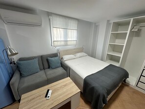 1 bedroom, iron/ironing board, WiFi, bed sheets - Charming studio in brilliant Málaga with WiFi, AC (Málaga)