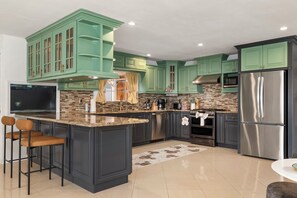 Paper towels, dining tables - Spacious DISNEY Magic home with Pool-Spa-GameRoom-Billard in Midway (Westminster)