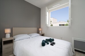 2 habitaciones y tabla de planchar con plancha 