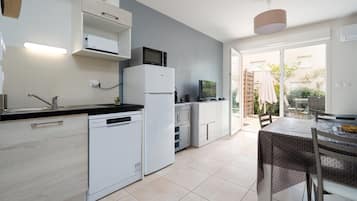 Réfrigérateur, micro-ondes, plaque de cuisson, lave-vaisselle