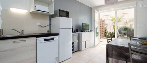 Réfrigérateur, micro-ondes, plaque de cuisson, lave-vaisselle